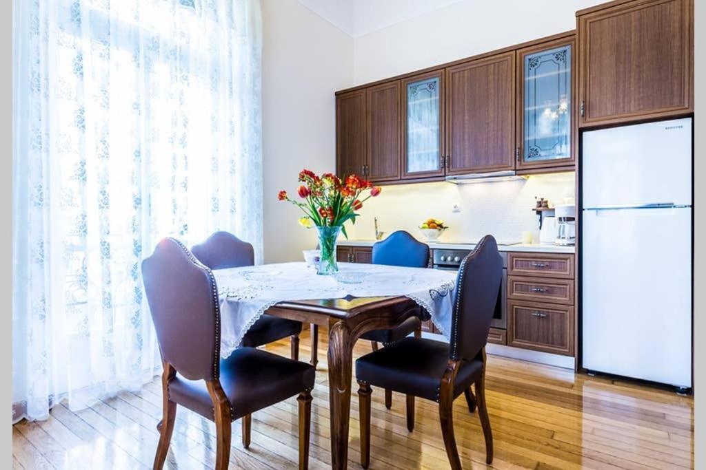 Neoclassical Apartment With 3 Bedrooms In Piraeus Bagian luar foto