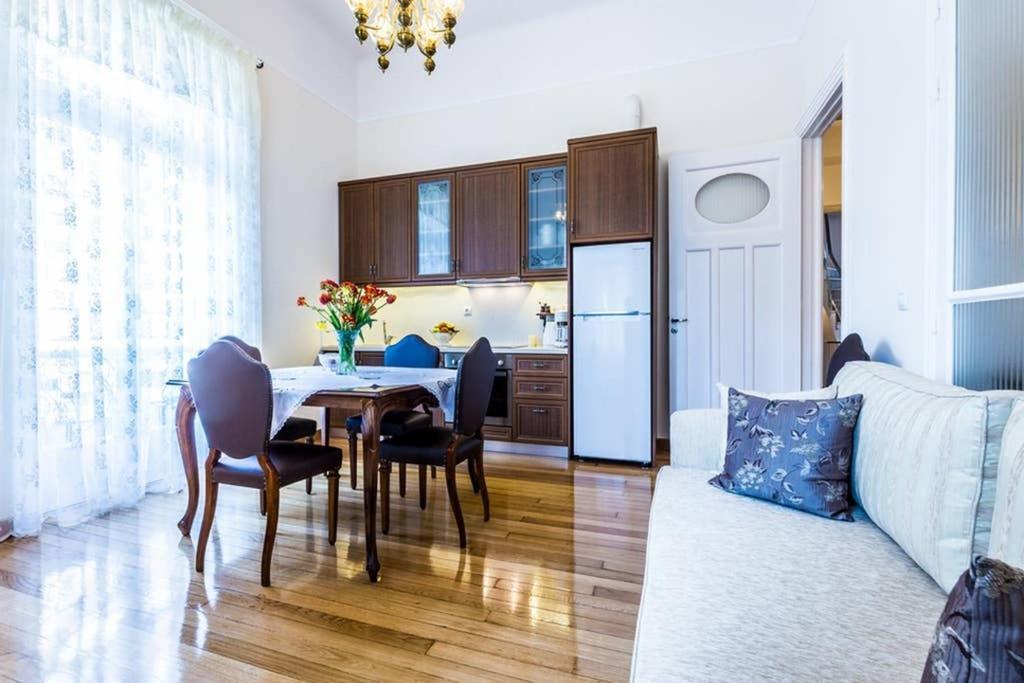 Neoclassical Apartment With 3 Bedrooms In Piraeus Bagian luar foto