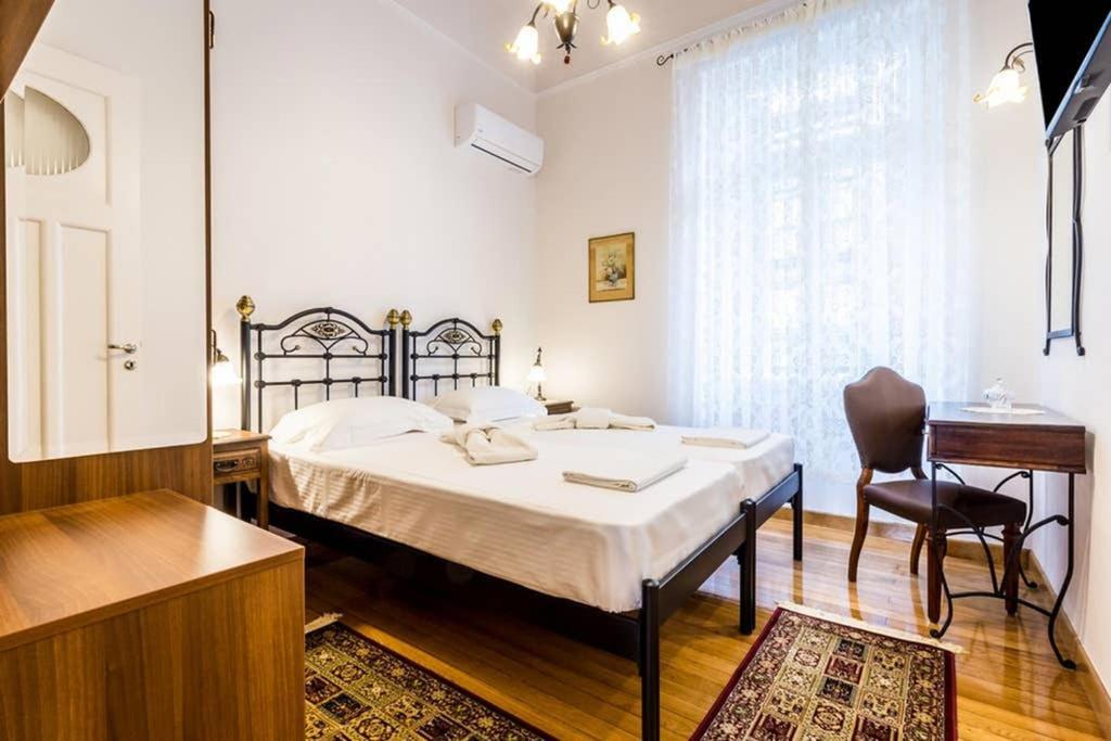 Neoclassical Apartment With 3 Bedrooms In Piraeus Bagian luar foto