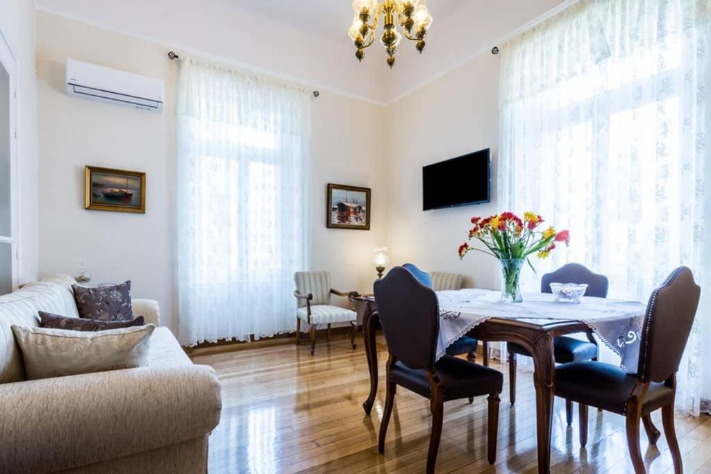 Neoclassical Apartment With 3 Bedrooms In Piraeus Bagian luar foto
