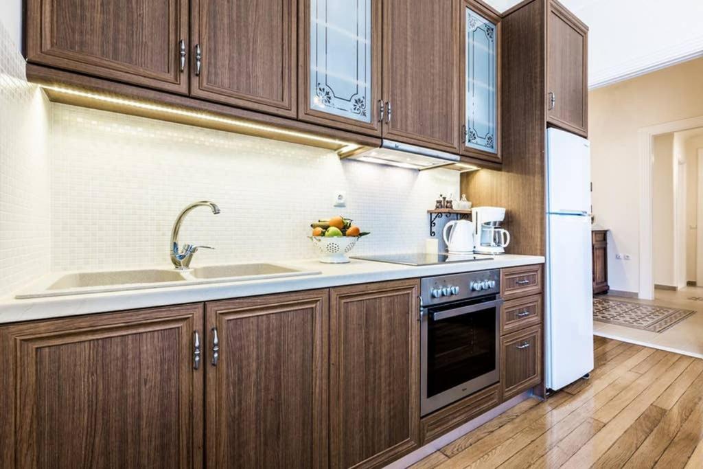 Neoclassical Apartment With 3 Bedrooms In Piraeus Bagian luar foto