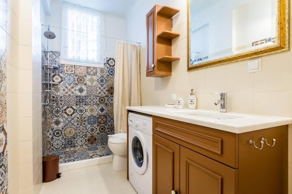 Neoclassical Apartment With 3 Bedrooms In Piraeus Bagian luar foto