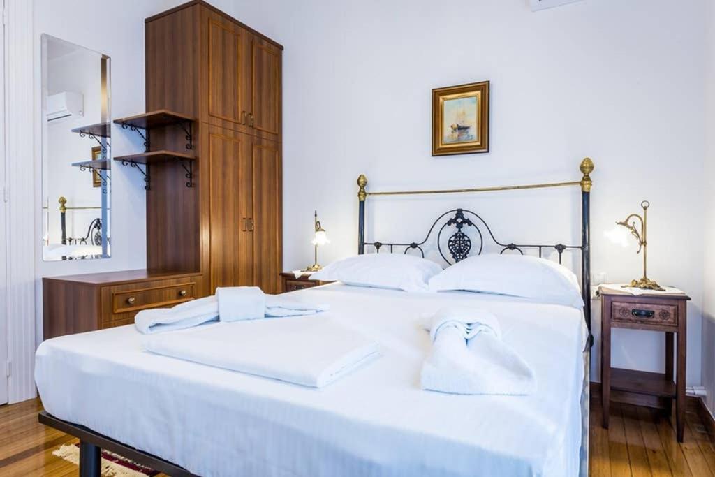 Neoclassical Apartment With 3 Bedrooms In Piraeus Bagian luar foto