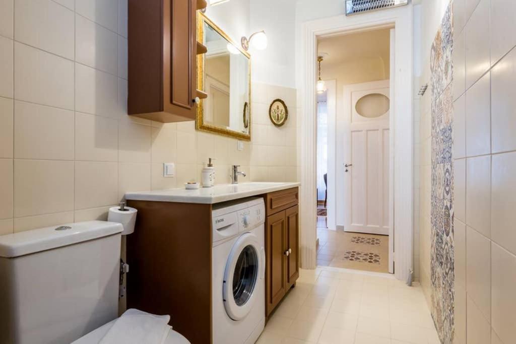 Neoclassical Apartment With 3 Bedrooms In Piraeus Bagian luar foto