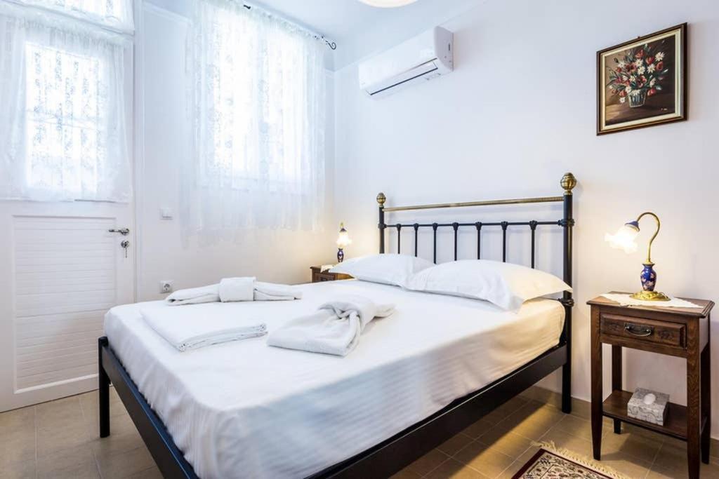 Neoclassical Apartment With 3 Bedrooms In Piraeus Bagian luar foto