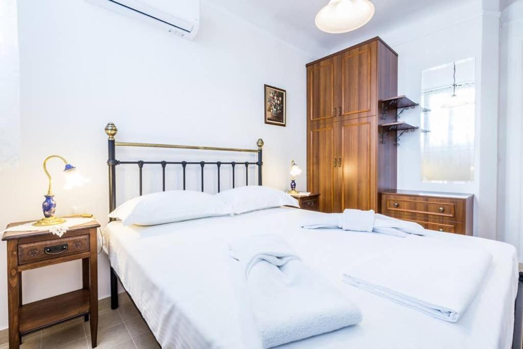 Neoclassical Apartment With 3 Bedrooms In Piraeus Bagian luar foto