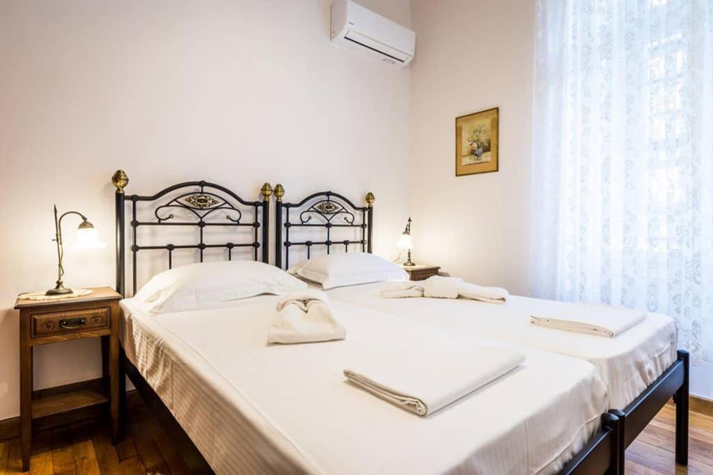 Neoclassical Apartment With 3 Bedrooms In Piraeus Bagian luar foto