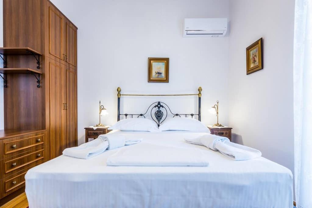 Neoclassical Apartment With 3 Bedrooms In Piraeus Bagian luar foto