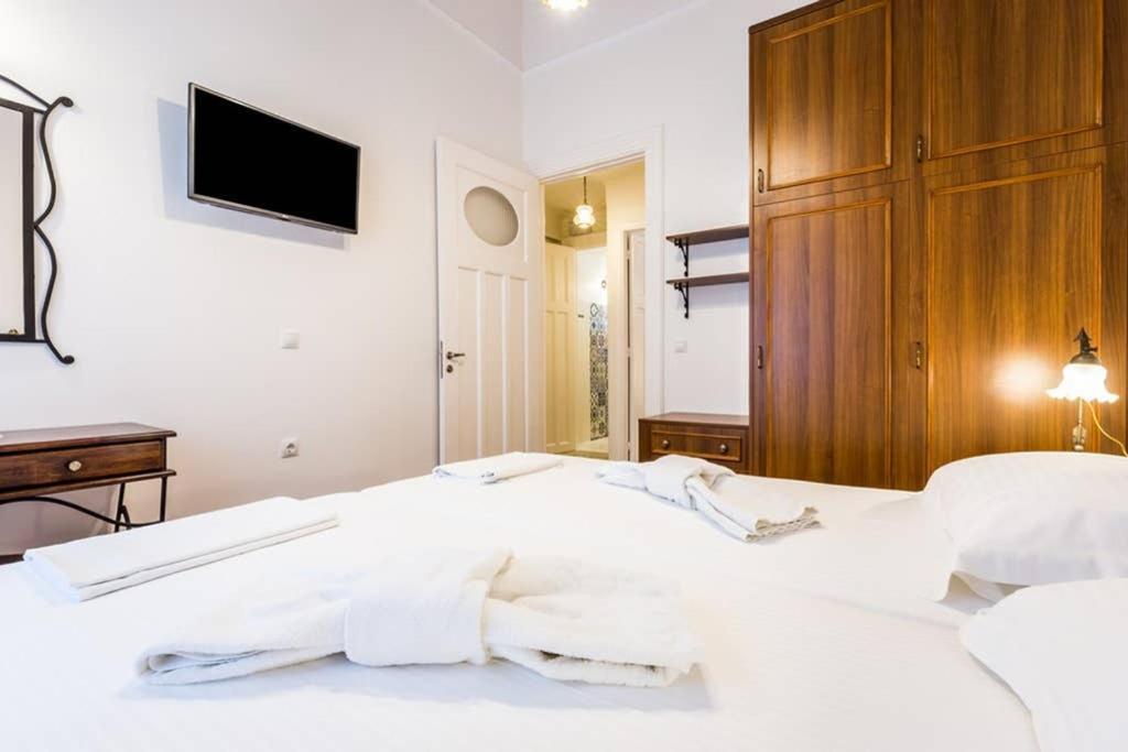 Neoclassical Apartment With 3 Bedrooms In Piraeus Bagian luar foto