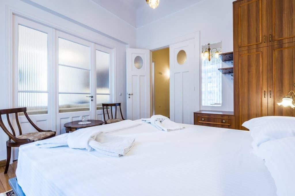 Neoclassical Apartment With 3 Bedrooms In Piraeus Bagian luar foto