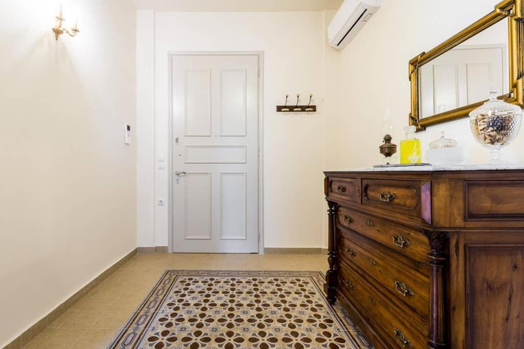 Neoclassical Apartment With 3 Bedrooms In Piraeus Bagian luar foto