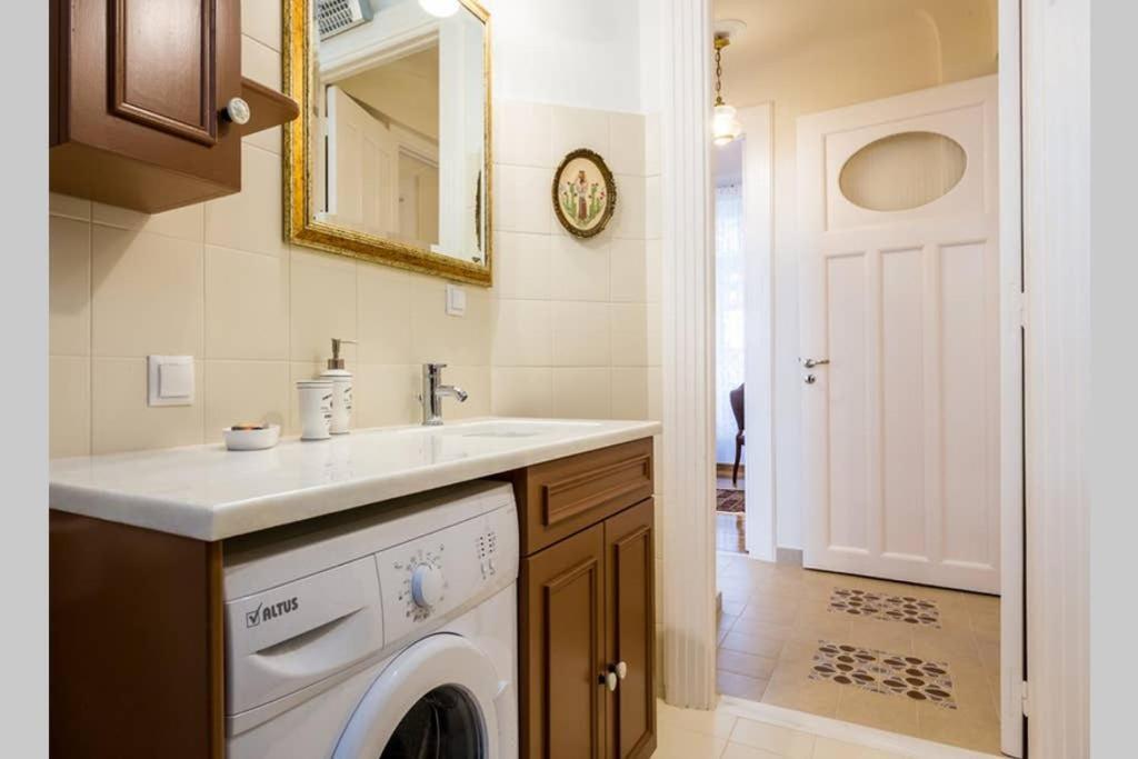 Neoclassical Apartment With 3 Bedrooms In Piraeus Bagian luar foto